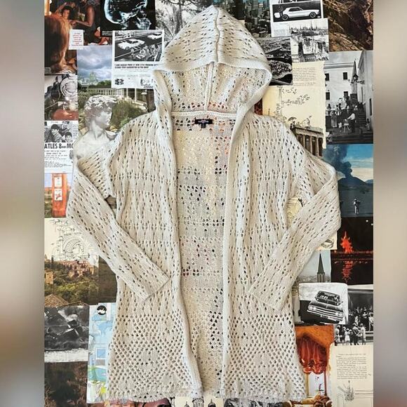 Adorable knit cardigan has a - Picture 1 of 5
